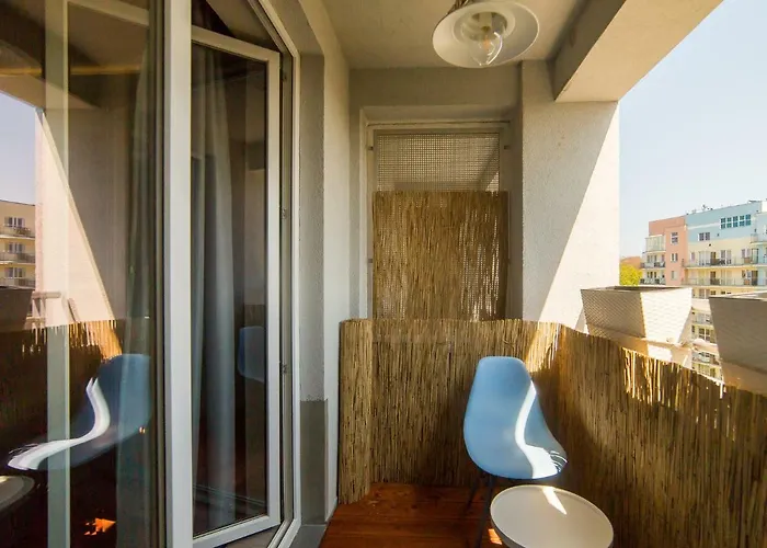 617 W Polonia شقة *